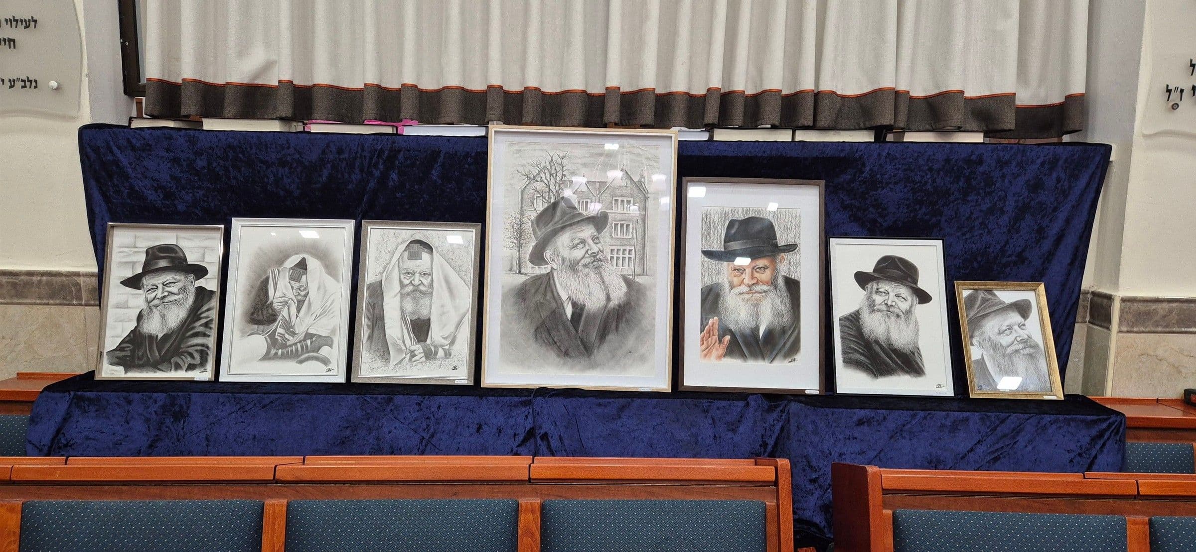 Les sept portraits au crayon d'Osh'Art exposés côte à côte sur un drapé de velours bleu nuit