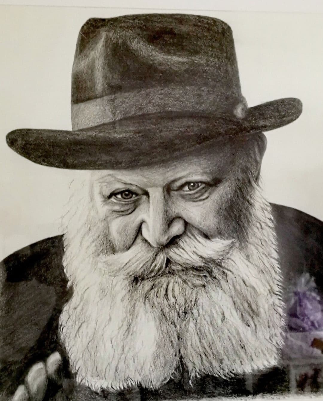 Portrait au crayon du Rabbi de Loubavitch, chapeau sur la tête, longue barbe blanche et regard malicieux