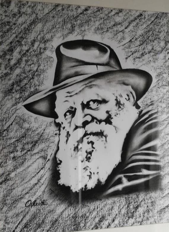 Portrait du Rabbi de Loubavitch au fusain, en fort contraste noir et blanc, sur un fond de hachures énergiques
