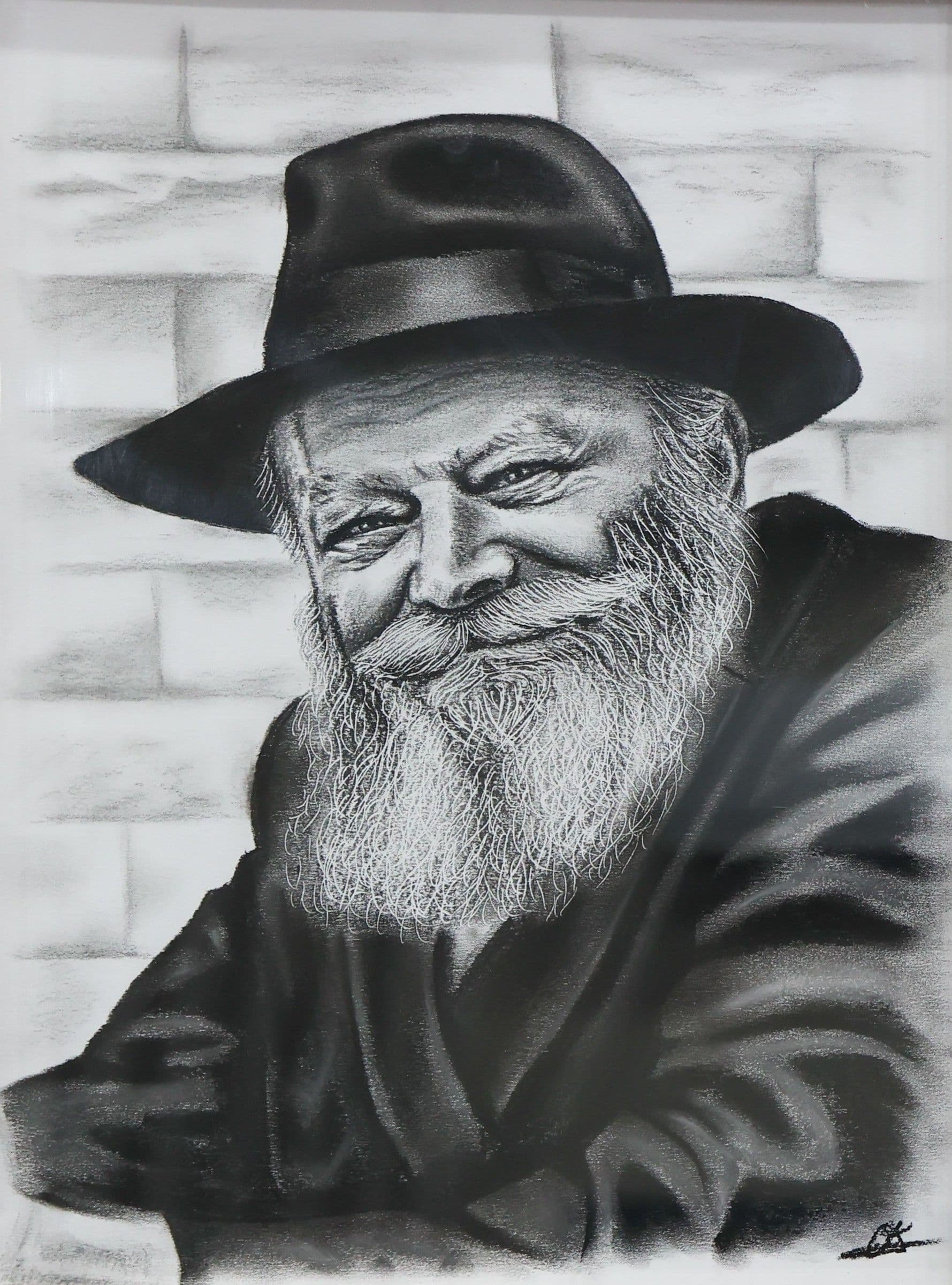 Portrait au crayon du Rabbi de Loubavitch souriant, chapeau noir à large bord, devant un mur de pierres claires