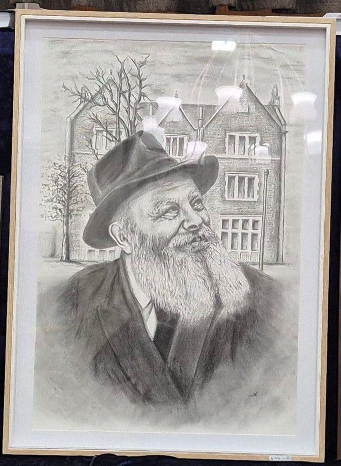 Le grand dessin du Rabbi devant 770 dans un cadre en bois clair, au centre de l'exposition